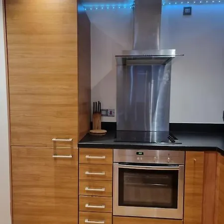 Modern By Leeds Dock Apartment