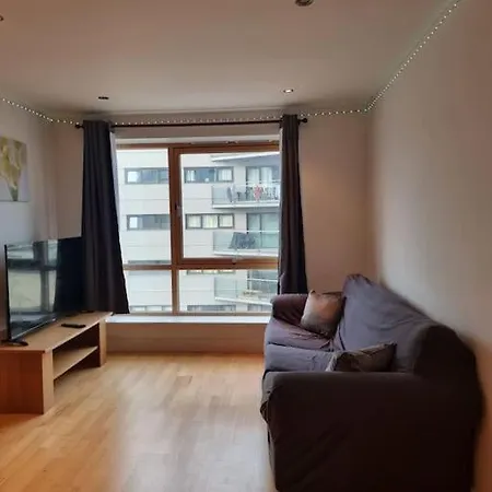 Modern By Leeds Dock Apartment